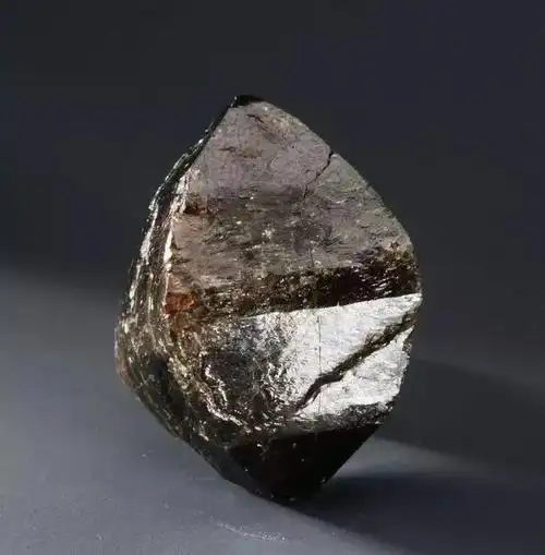 生辰石文化科普|有"风信子石"美称的十二月生辰石——锆石