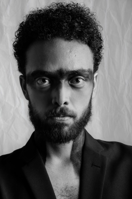 凶悍的络腮胡男子黑白图片