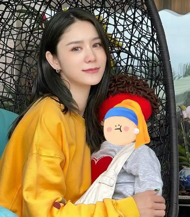 林峯为妻子张馨月庆生,张馨月状态佳似少女,一家三口幸福满满