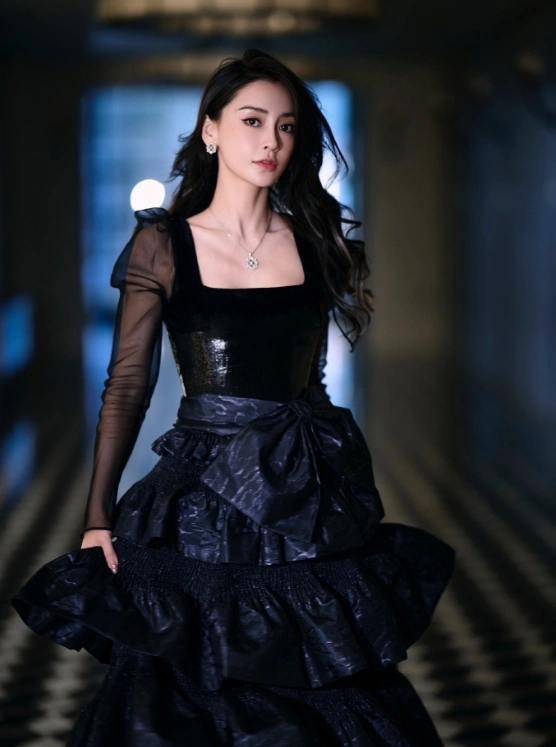 杨颖参加儿子学校活动,穿吊带蕾丝裙身材火辣,头发凌乱略显邋遢