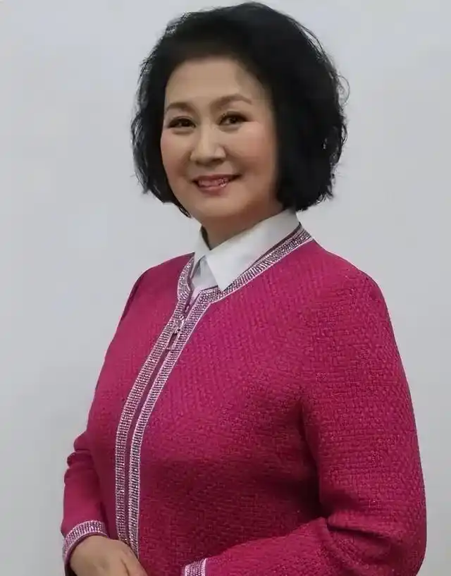 春晚常客黄晓娟:与初恋结婚恩爱37年,如今儿子是她的骄傲