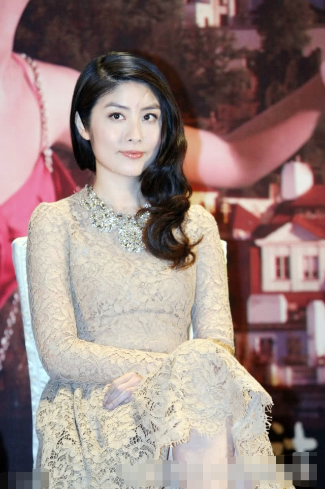 陈慧琳出席活动额头惊现爪痕精神低落疑似被家暴