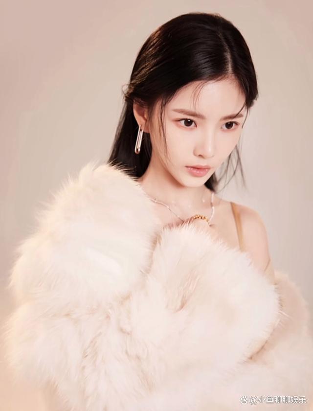 杜淳老婆王灿晒美照,一身绿色打扮又嫩又漂亮,网友吐槽太想火了