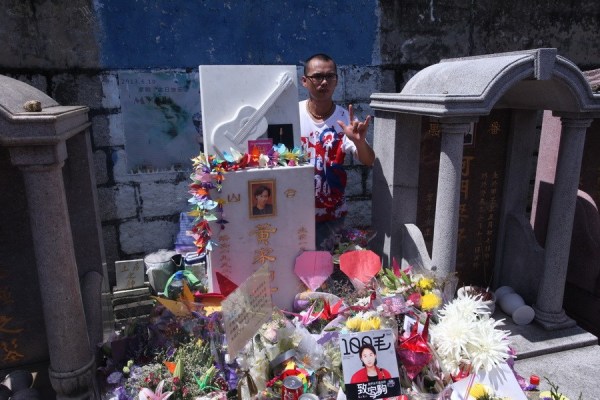 黄家驹52岁冥诞 beyond叶世荣零点送祝福