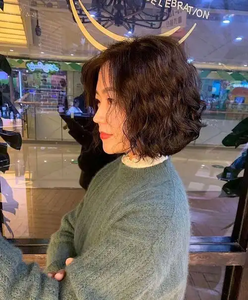 也就是卷度烫到顶,这种烫发可以很大短发烫卷原来这么潮顶发型,说白了