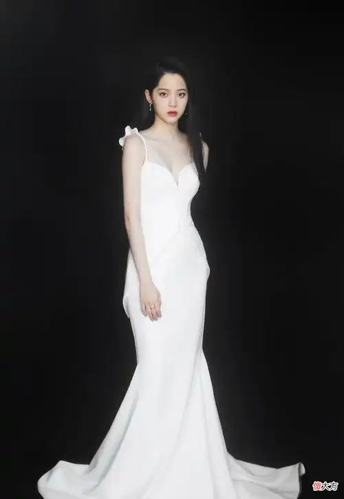 【就爱时尚】欧阳娜娜出专辑,黑色发型格外有魅力,这样的娜比怎能让人