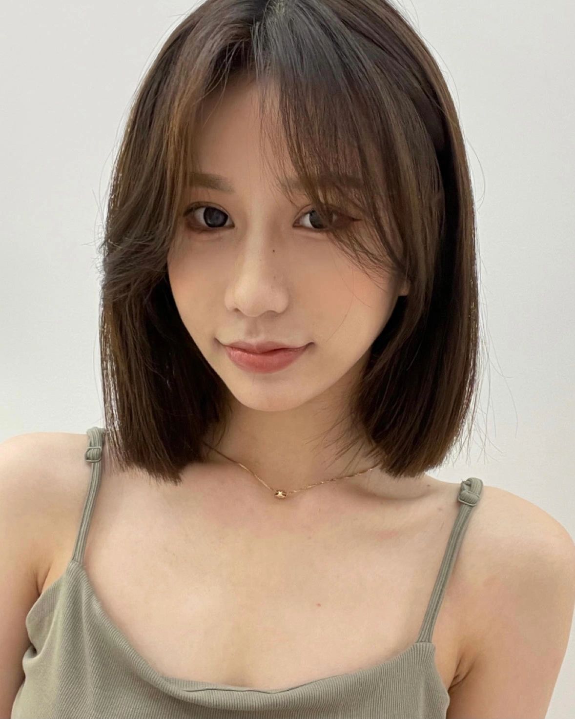 齐肩短发配八字刘海好看又显瘦 齐肩短发好看显瘦,低层次感的齐肩短发