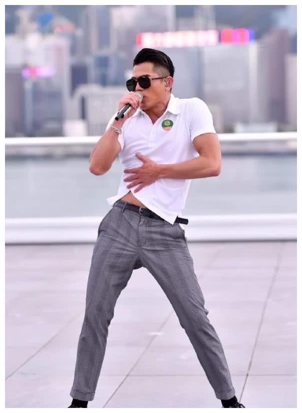 53岁黎明完美避过中年发福一身紧身衬衫肌肉分明身材好到爆炸