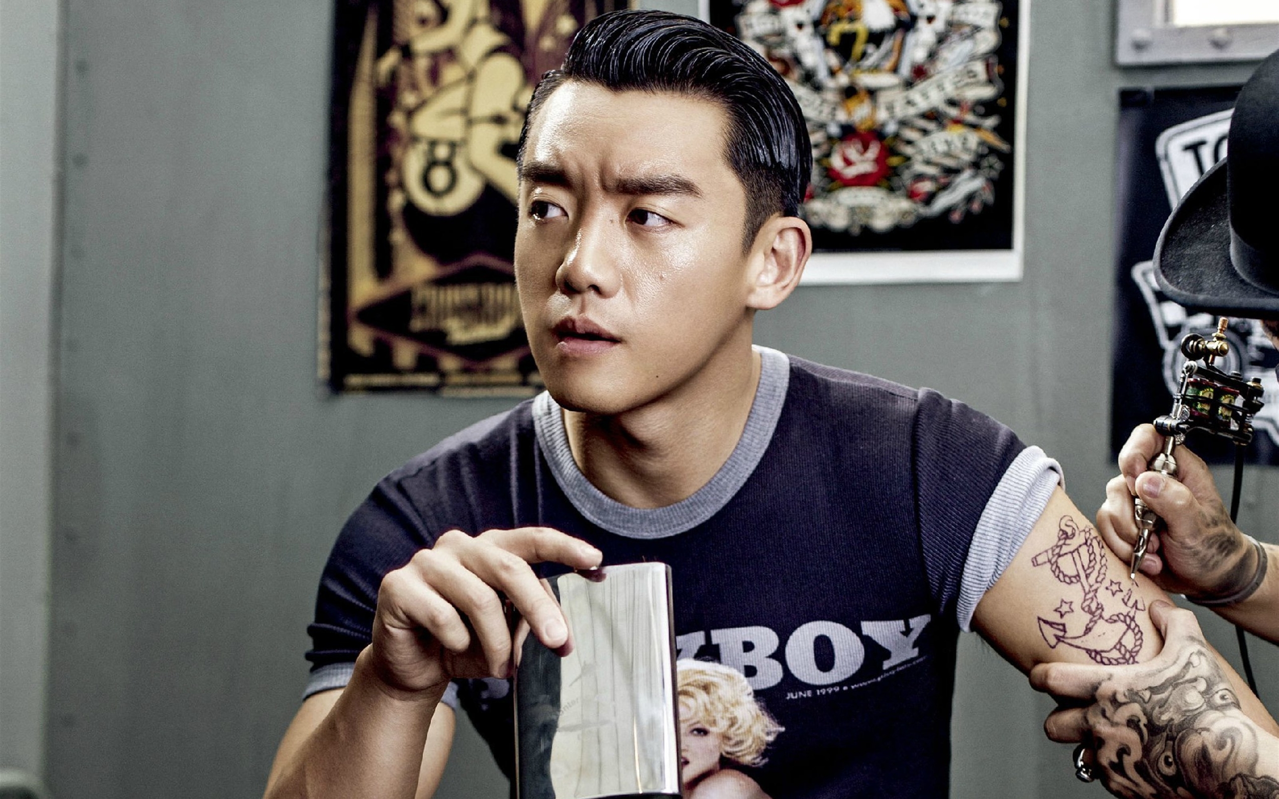 纹身型男郑恺帅气桌面壁纸下载