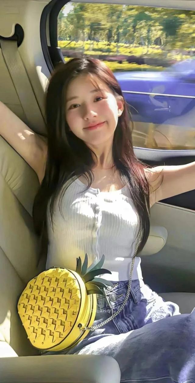 美女女明星赵露思的轻松写真,精致妆容演绎完美图片