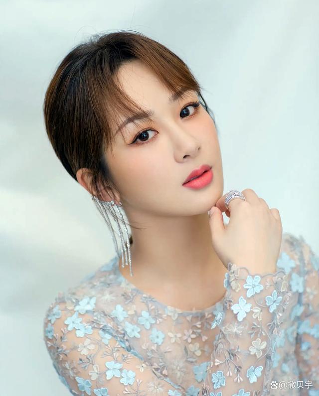 7岁出道红得发紫的杨紫,直播造型引吐槽