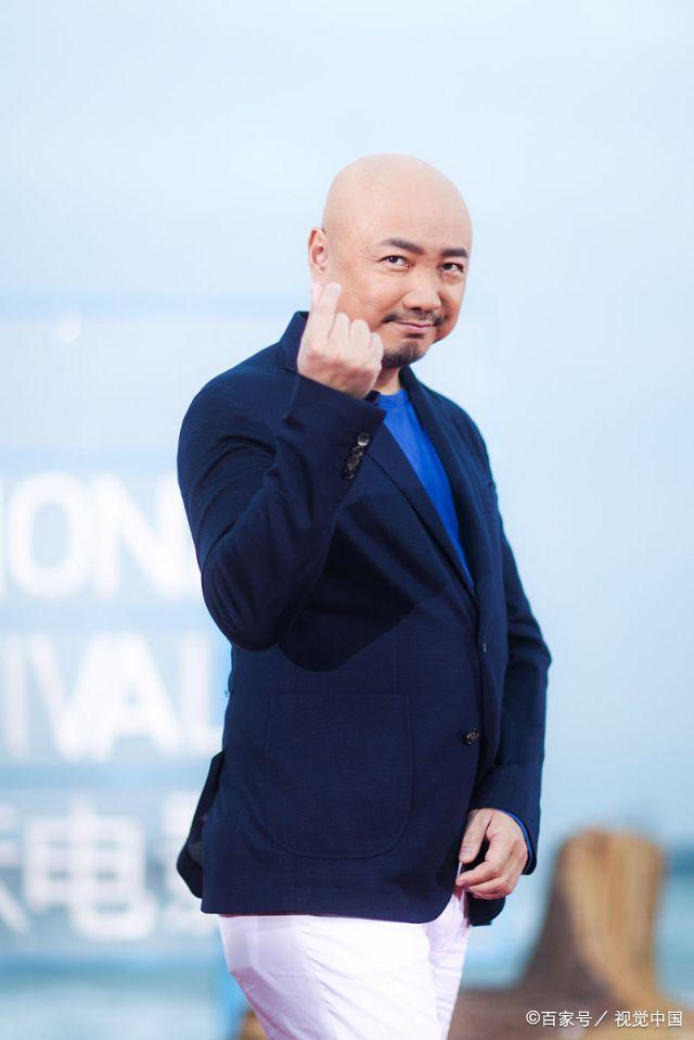 2,徐峥一直都是光头的造型,他头上其实有很多类似老年斑一样的痕迹