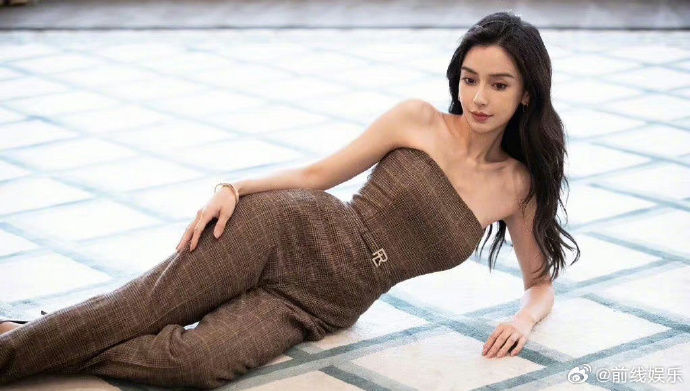 这个腰太细了吧,还有马甲线,这腰臀比羡慕不来