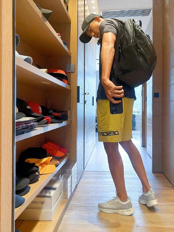 陈伟霆秀腹肌照##陈伟霆晒健身成果