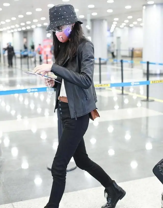 原创韩雪穿衣越来越有范皮夹克配小黑裤很显高挑感38岁越老越耐看