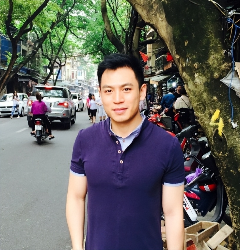 央视著名主播何岩柯:含泪拯救母亲,将爱扩散,今40岁未婚也幸福