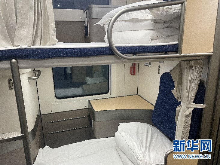 一人一铺一单间双层卧铺动车组在深圳春运首秀