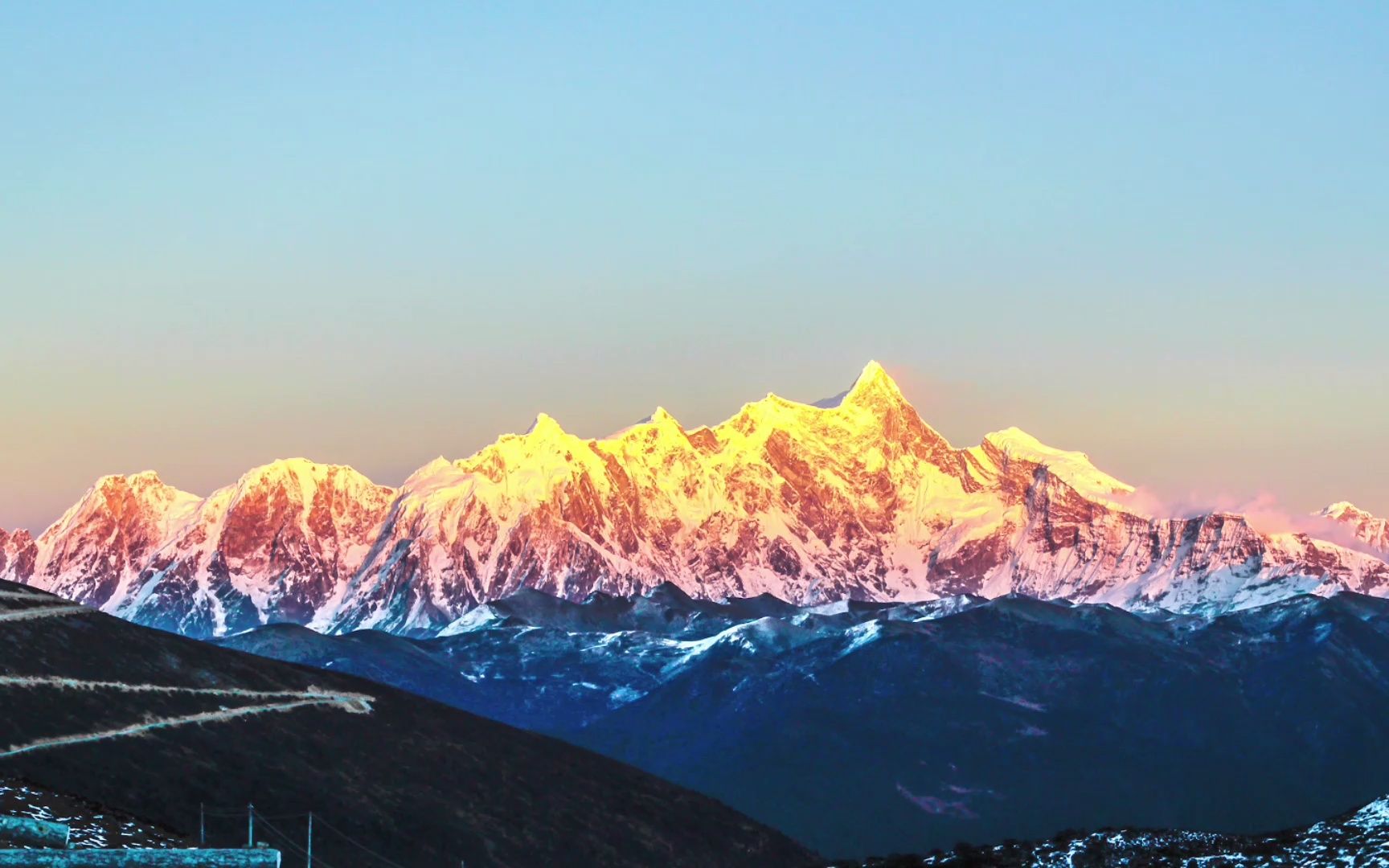 中国最美雪山-南迦巴瓦峰.雪山起伏形似仙女仰卧在山巅之上.