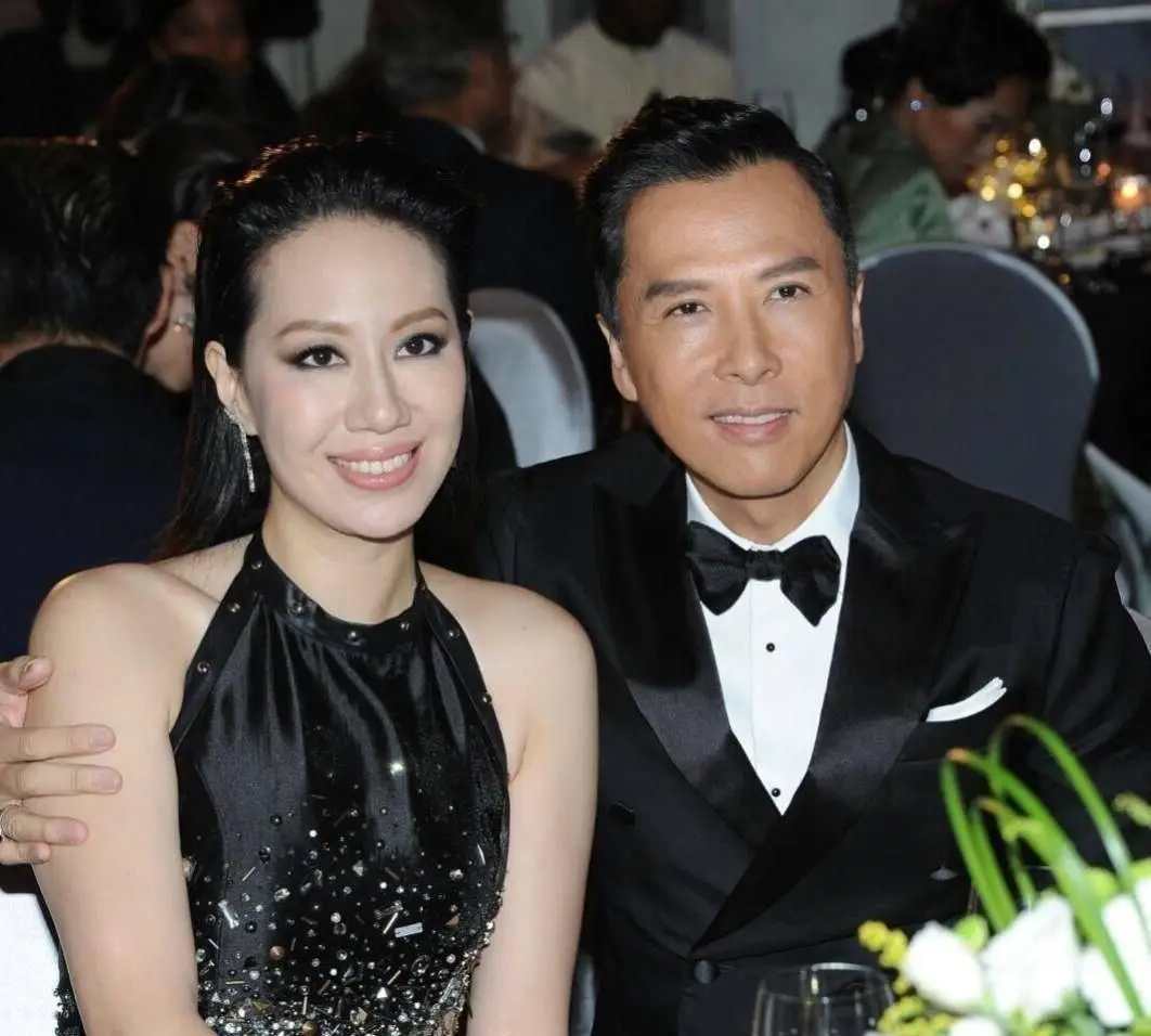 原创57岁甄子丹与小18岁妻子秀恩爱发文庆结婚17年夸其最美