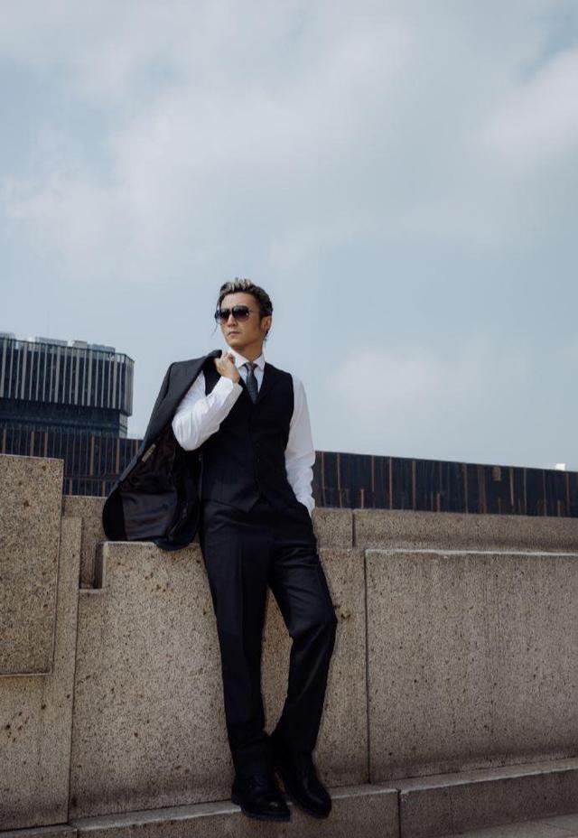 现年42岁的谢霆锋外型冻龄,身材保养得当.