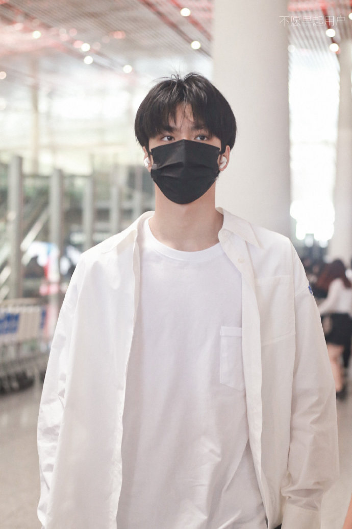 时代少年团机场照#刘耀文今日机场照9615白衬衫白t搭配牛仔裤