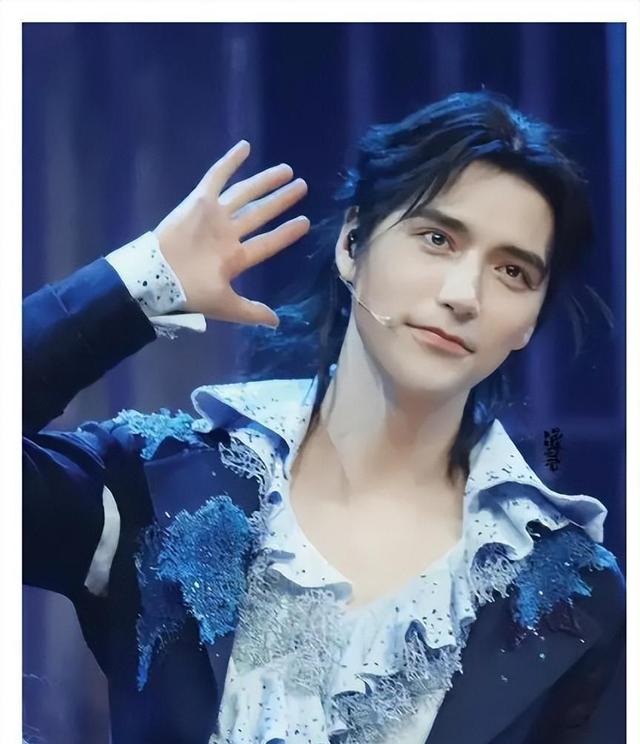 最近,歌手阿云嘎和女主持人陈鲁豫的恋情曝光,引来了各界的热议和关注