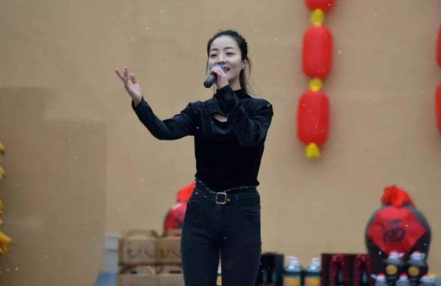 王小妮气质出众更有魅力,穿搭简约青春气息浓郁,气质身材都不错