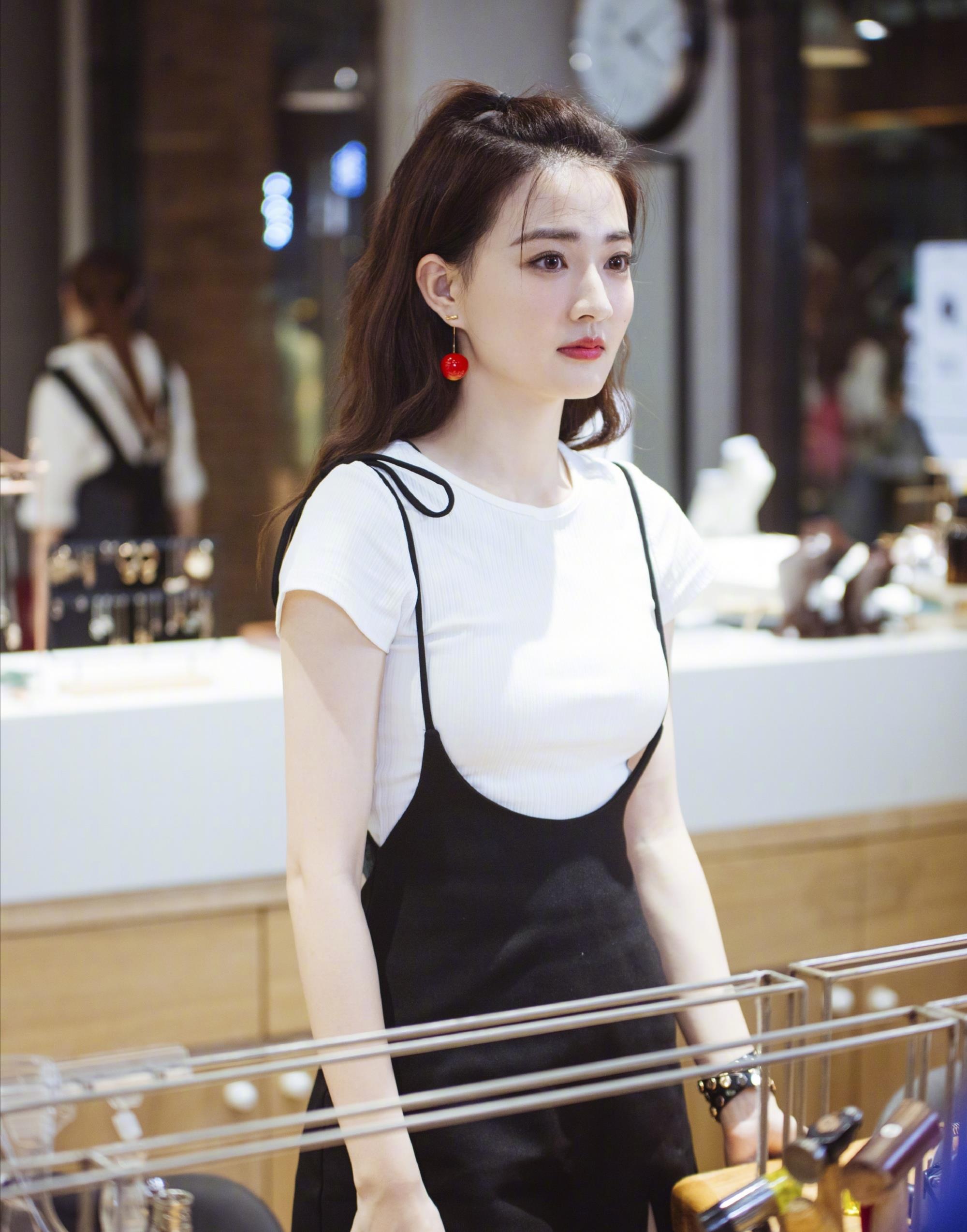 徐璐长得帅,贴身衣服年轻时尚,很符合他的年龄和身材.简单的衣服很棒!