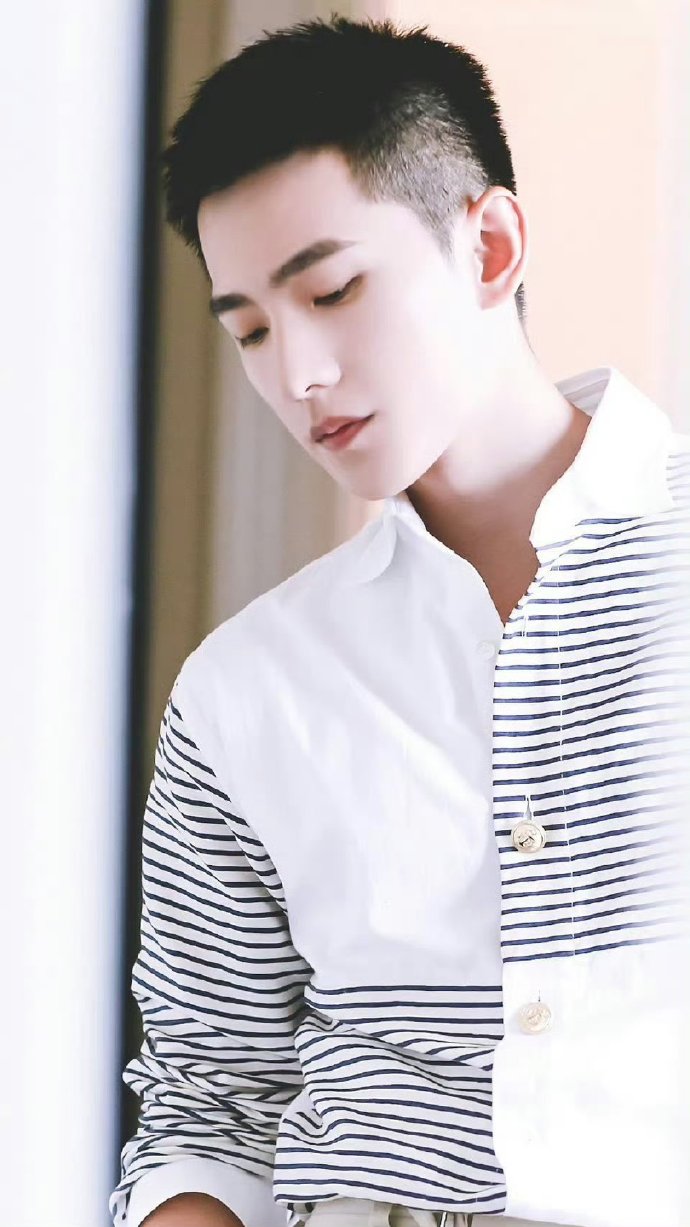 五官立体,真的好适合寸头帅疯了@杨洋