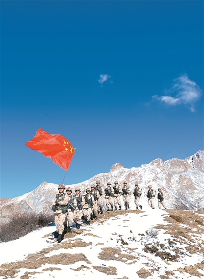 春节期间,西藏山南军分区某边防团组织官兵到海拔5300多米的执勤点位