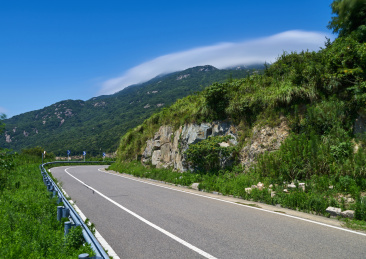 空旷的山间公路弯道口