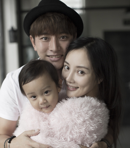 有种整容叫李小璐离婚,前夫贾乃亮没什么变化,她却像换了个人