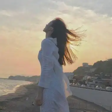 海边唯美气质女生头像