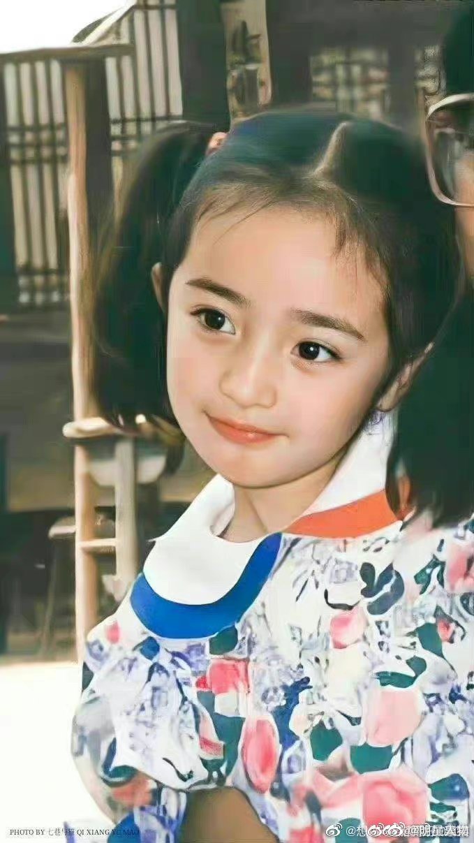 杨幂童年古装旧照#杨幂小时候太可爱了吧,一双狐狸般灵动的眼睛,烦＃