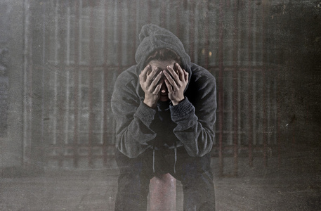 悲伤的女人独自在街上患上抑郁症绝望和 hel照片