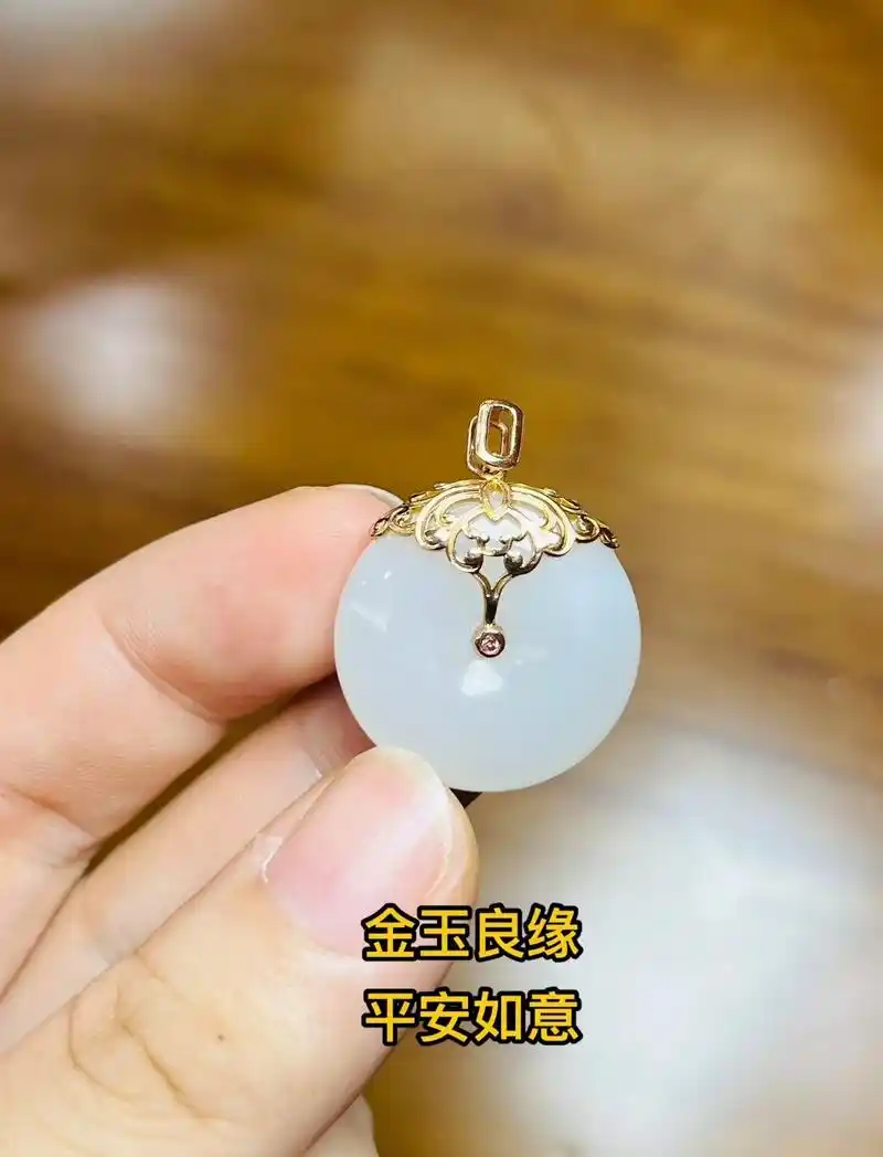和田玉特色小吊坠.图1是镶金的平安扣,如意纹,因为之前有很多 - 抖音
