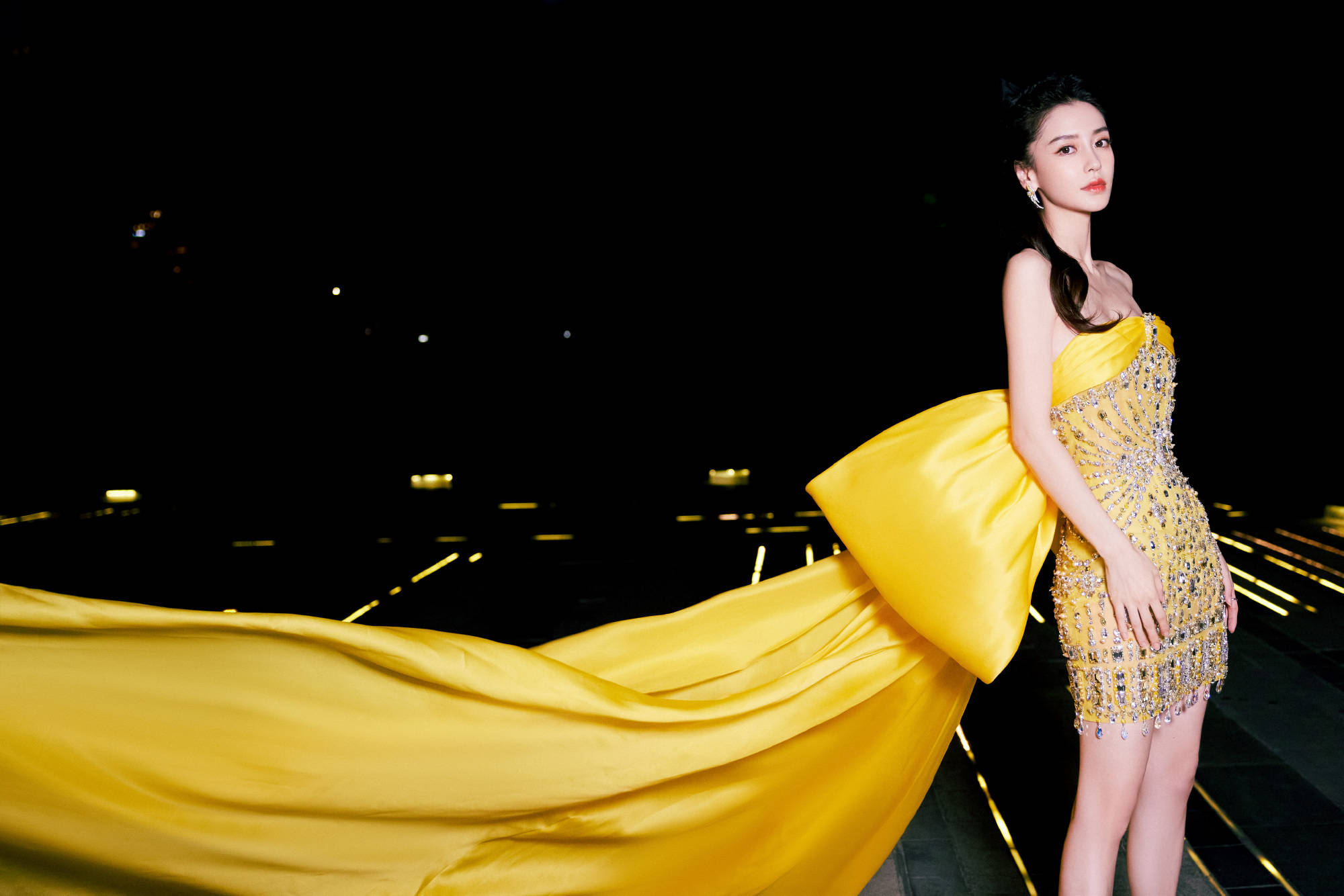杨颖金色晶钻礼服写真好惊艳 肤白胜雪如在逃公主-搜狐大视野-搜狐