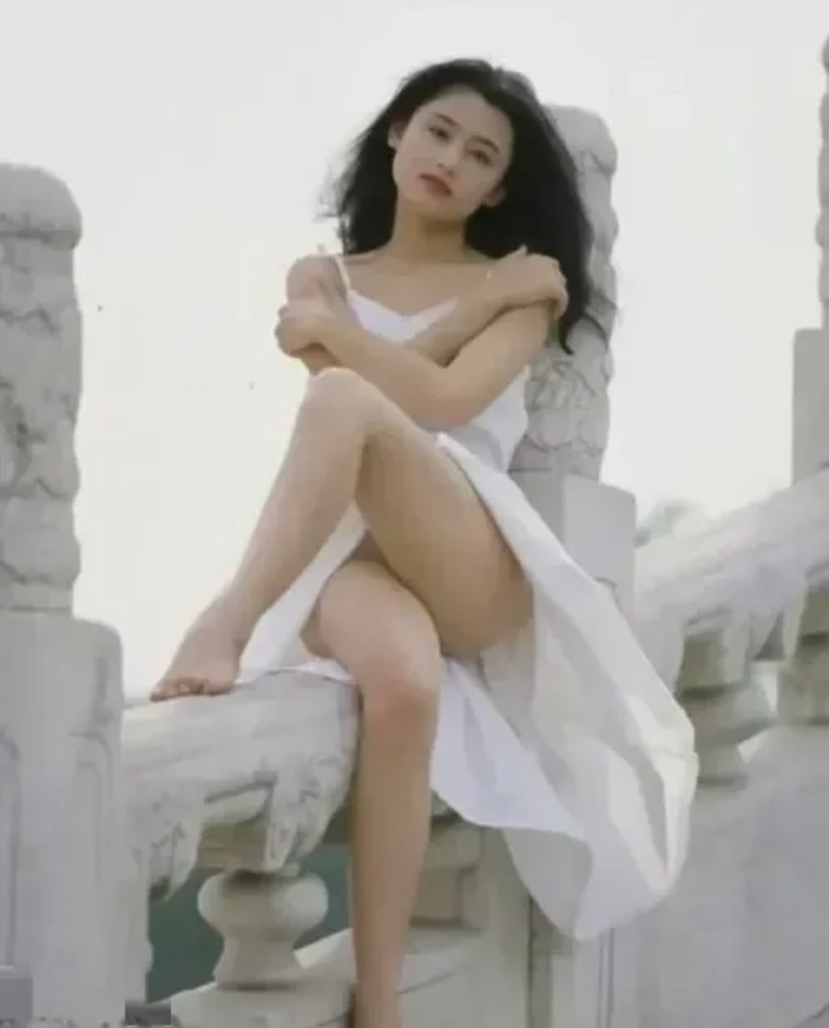 这张照片拍摄于1985年,当时17岁的陈红靠在汉白玉栏杆上,摆着姿势.