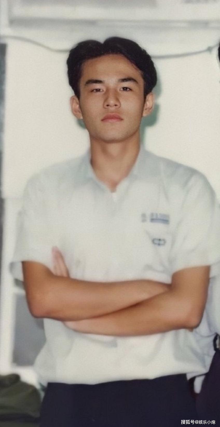 周杰伦旧照曝光 头发中分面容青涩