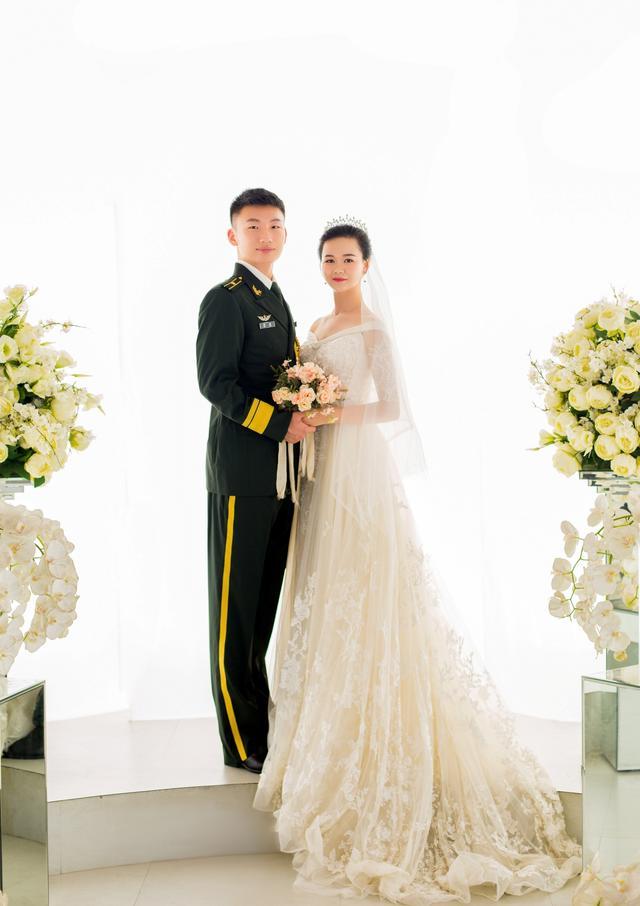 左手牵你,右手敬礼,这是军人独特的爱情_腾讯新闻