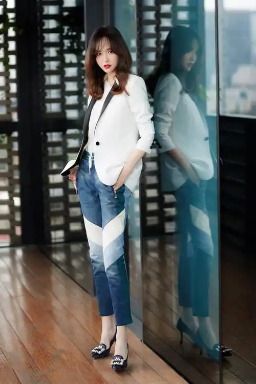 唐嫣真是美爆了?一袭蓝色牛仔短裙时髦帅气,"筷子腿"太过抢眼