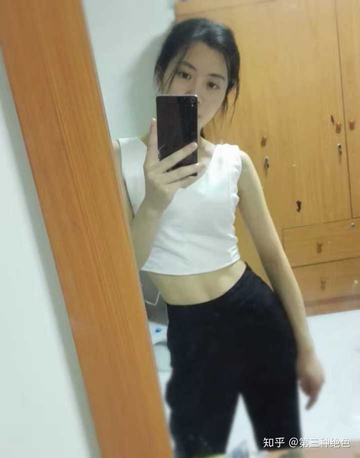 女生马甲线是练出来的还是瘦出来的?