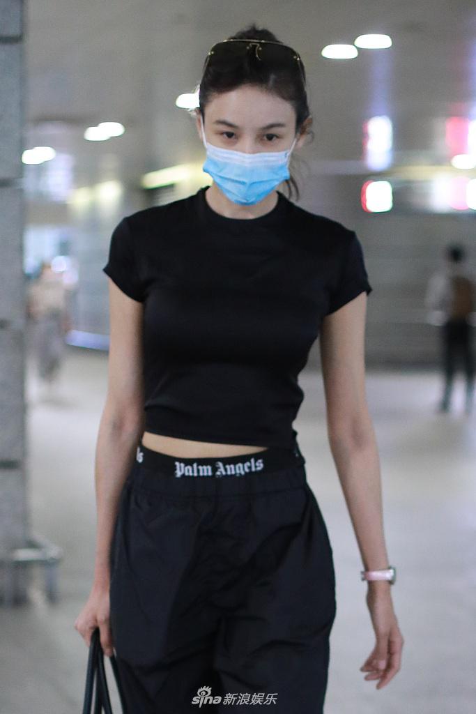 组图:张蓝心穿黑色紧身衣小露蛮腰 皮肤白皙透亮拎包气质飒爽