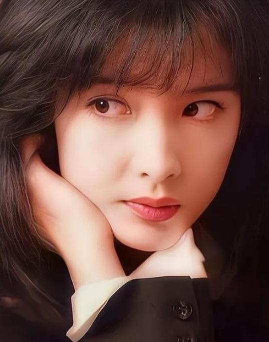 周慧敏:恋爱20年才结婚,给猫取名"周慧豹"当儿子,54岁无子女