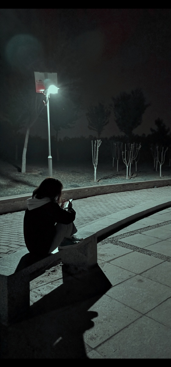 路灯下的小姑娘