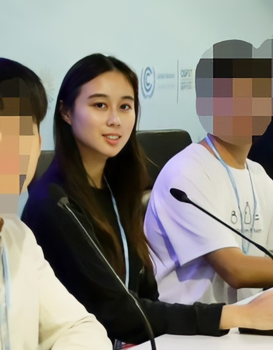 赌王最小女儿何超欣近照:过度修图被吐槽脸型奇怪,曾被夸颜值高