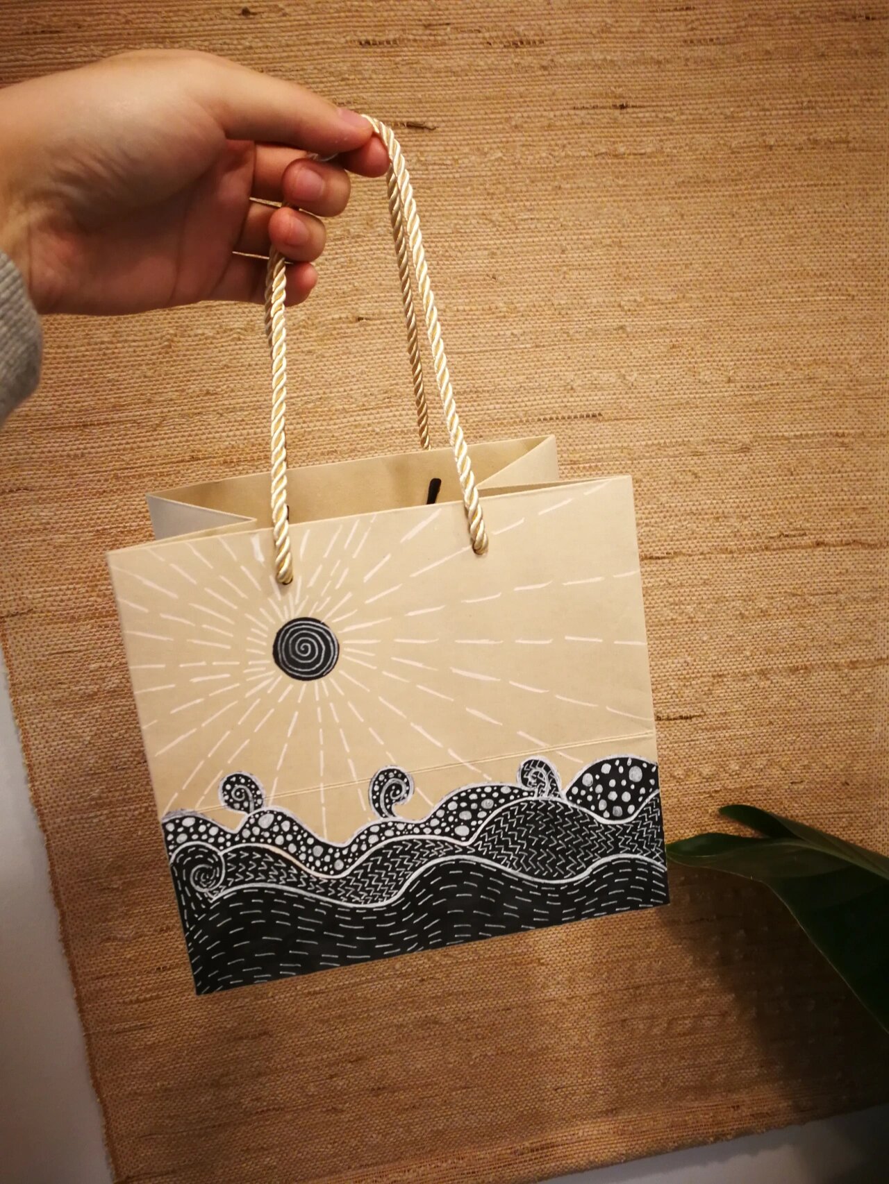 马利&温莎牛肚丙烯颜料 笔:muji黑色水彩笔&樱花白色勾线笔 图案自取