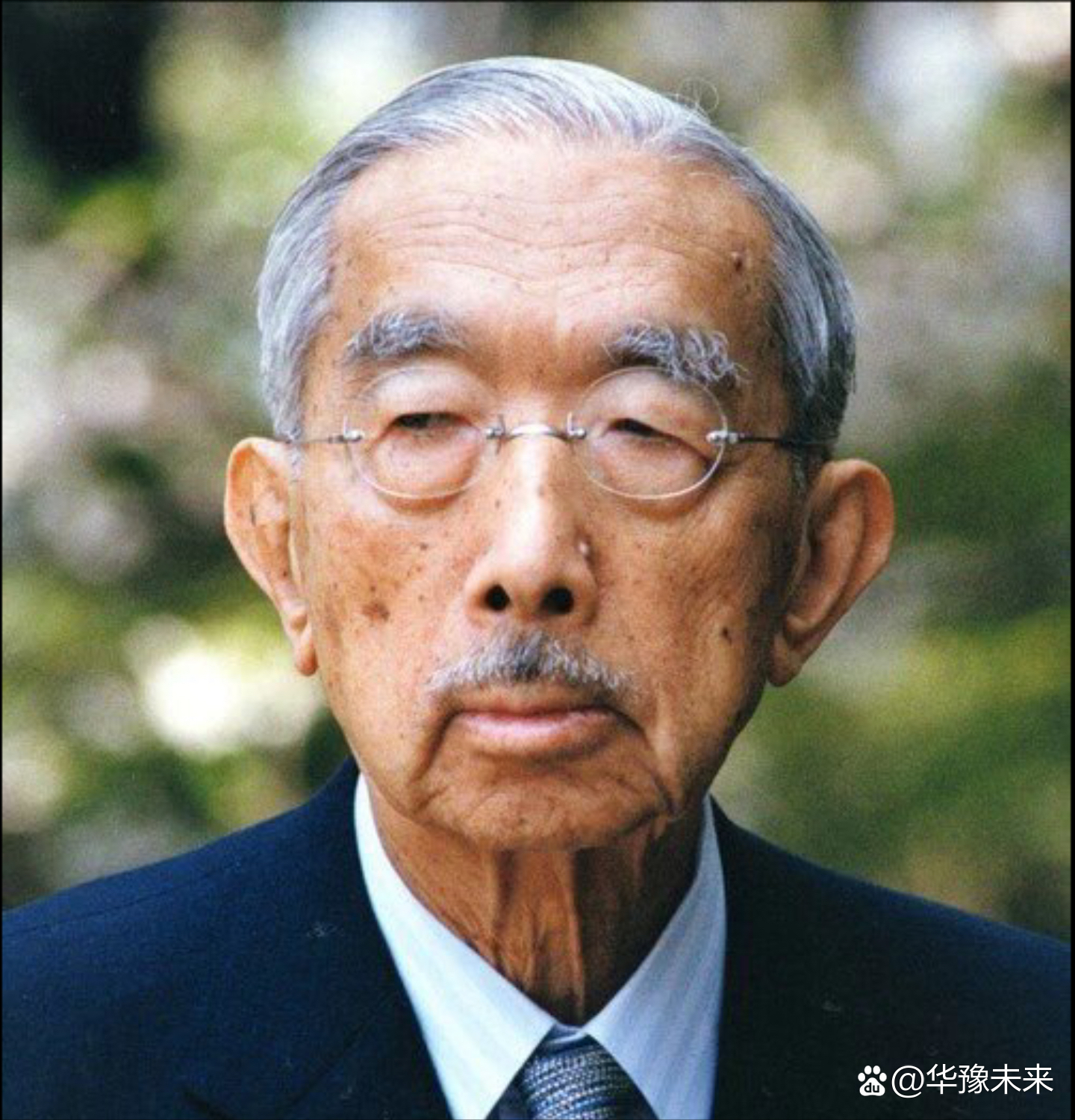 眯着小眼睛,目不能直视的老头,就是臭名昭著的裕仁天皇
