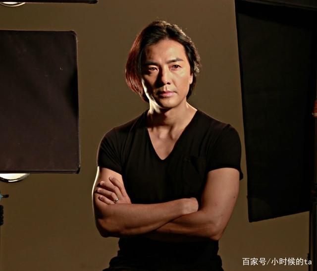 郑伊健为啥从不换发型?看到他的短发照后,网友纷纷表示:我懂!