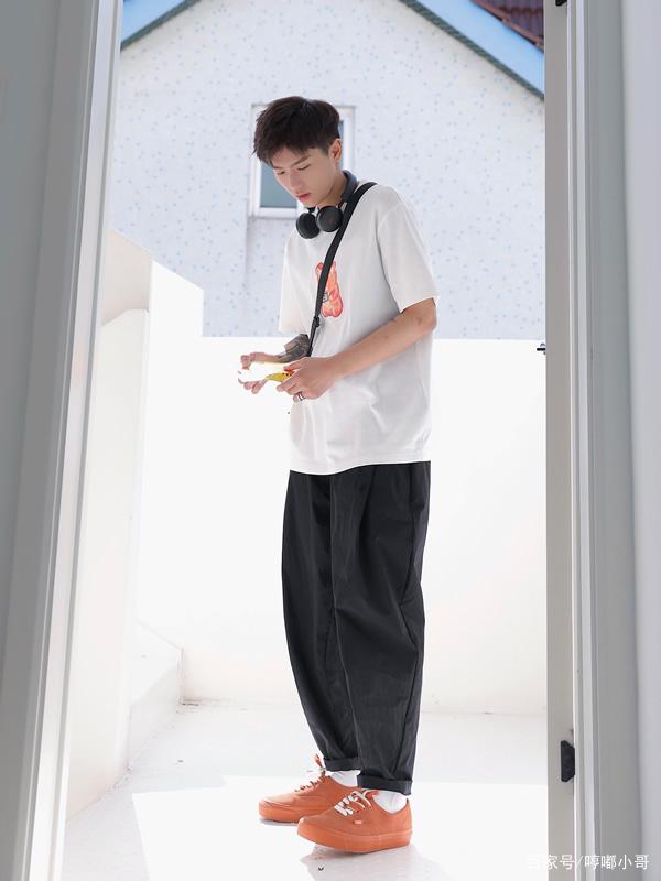 穿着白色t恤的小哥哥,身高180,体重70公斤,大学男生都这么帅吗